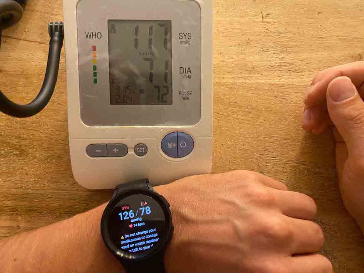 Man sieht die Blutdruck-Messung mit der Galaxy Watch 5.